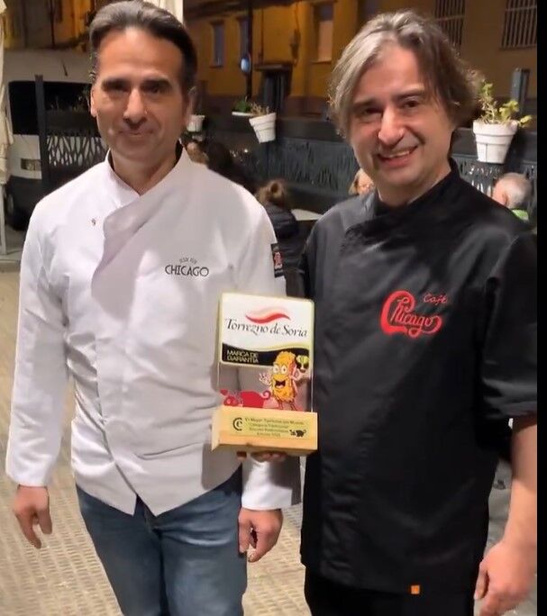 Los hermanos José María y Juan Carlos Calvo, del Café Chicago de Zaragoza, se han alzado, por segundo año consecutivo, con la distinción de mejor torrezno del mundo