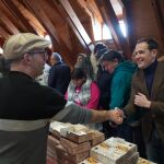 Conrado Íscar saluda a uno de los expositores en la feria