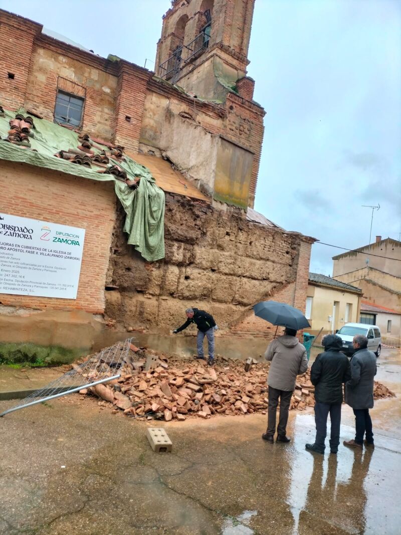 El viento y la lluvia derriban parte del muro de la iglesia de San Pedro en Villalpando