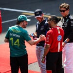 Alonso saluda a Hamilton antes del Gran Premio de China