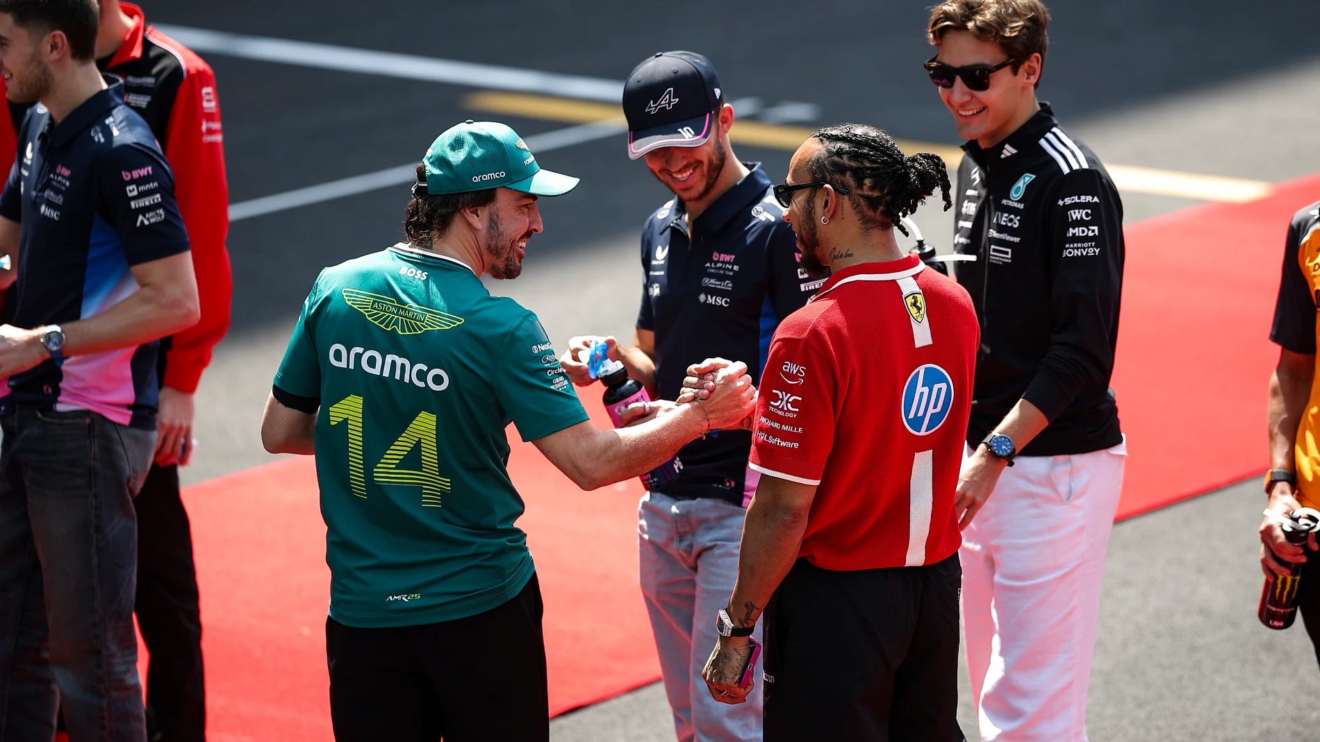 Alonso saluda a Hamilton antes del Gran Premio de China