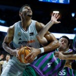 Tavares arrolla a Kalinoski en una acción en la que terminó cometiendo pasos