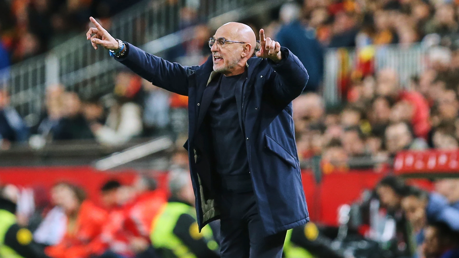 Spain's coach Luis de la Fuente gestures during the UEFA Nations League quarterfinal second leg match between the Netherlands and Spain at Mestalla stadium in Valencia, Spain, Sunday, March 23, 2025. (AP Photo/Alberto Saiz)