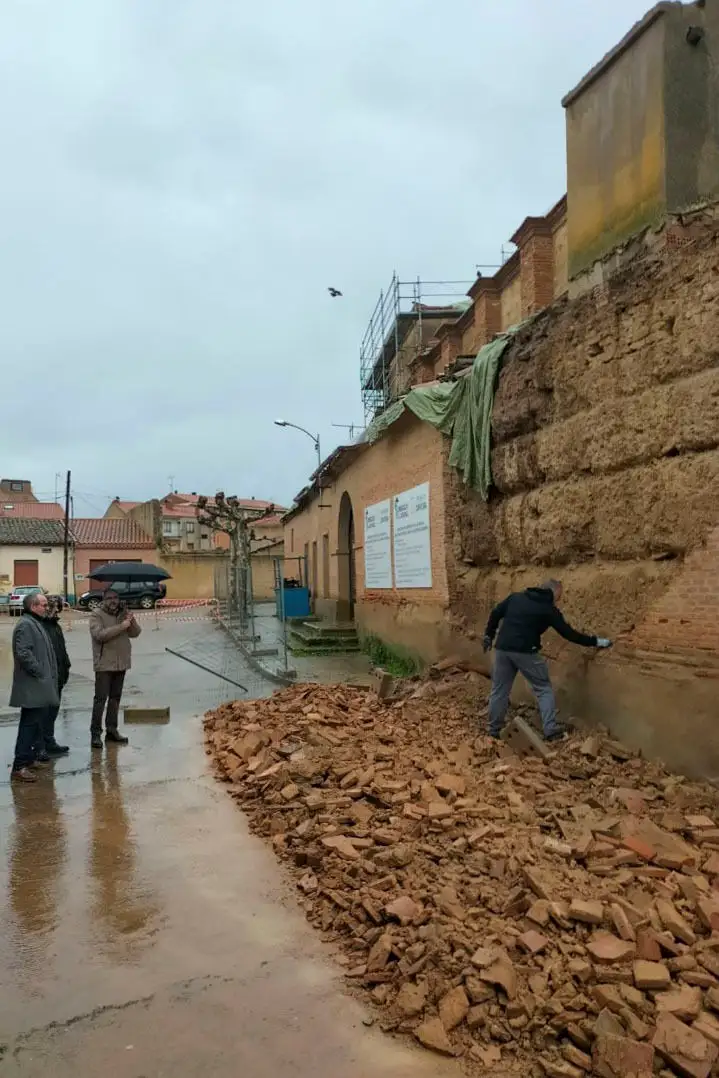 El viento y la lluvia derriban parte del muro de una iglesia en Villalpando (Zamora)