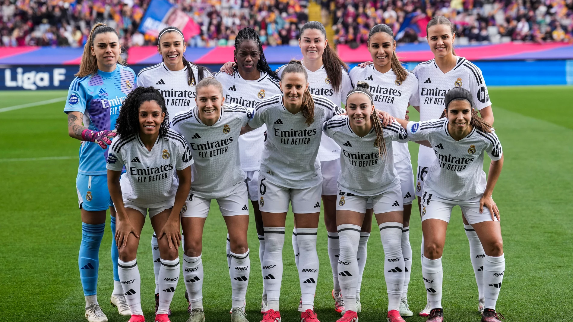 BARCELONA, 23/03/2025.- Las jugadoras del Real Madrid momentos antes del partido de Liga Femenina disputado este domingo ante el FC Barcelona en el Estadi Olímpic Lluís Companys. EFE/Enric Fontcuberta