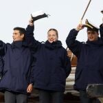  La princesa Leonor de Borbón (c) y demás tripulantes del buque escuela español Juan Sebastián de Elcano saludan al zarpar este domingo, en el muelle Prat, del puerto de Punta Arenas (Chile). El buque escuela español Juan Sebastián de Elcano zarpó en dirección a Valparaíso, en la costa central central chilena. 