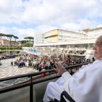 El Papa saluda a los fieles desde el hospital Gemelli, el pasado 23 de marzo
