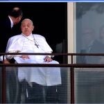 El Papa reaparece tras casi 40 días y bendice a los fieles al abandonar el Hospital Gemelli: "Gracias a todos"