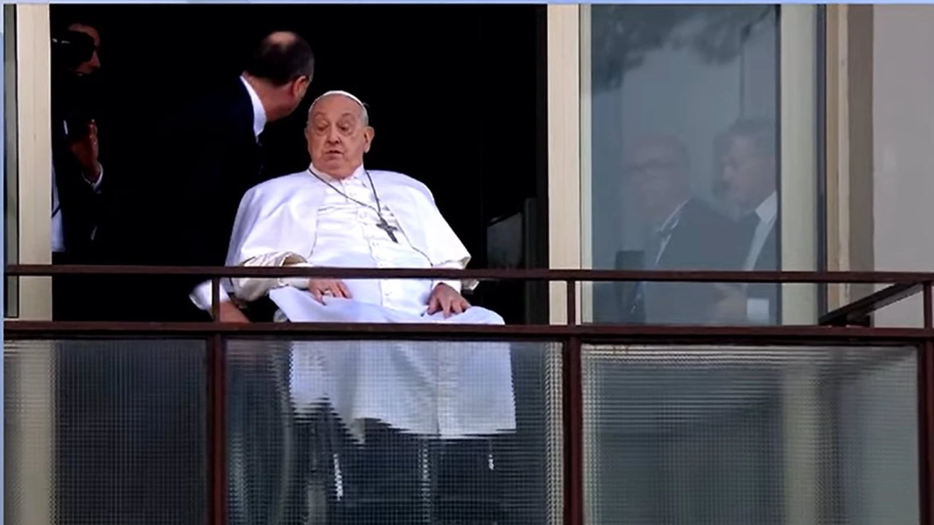 El Papa reaparece tras casi 40 días y bendice a los fieles al abandonar el Hospital Gemelli: "Gracias a todos"