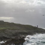 Buscan a un hombre que cayó al mar en la zona de la Torre de Hércules, en A Coruña