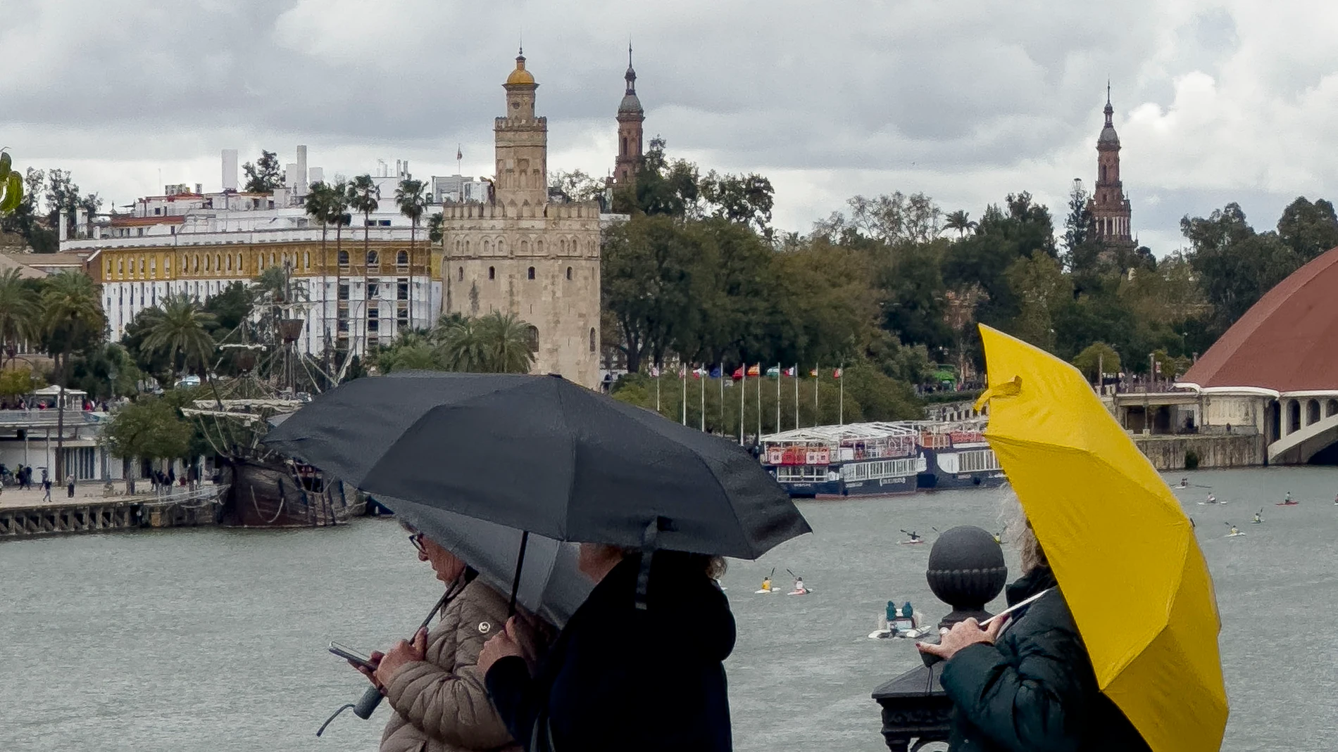 SEVILLA, 23/03/2025.- Tras un mes de lluvias en Sevilla, los sevillanos viven con alegría el que anuncian será el último día de lluvia y que llevará a una semana donde los cielos despejados y la subida de temperaturas serán la dinámica. EFE/David Arjona