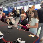 Una señora juega junto a una de las alumnas