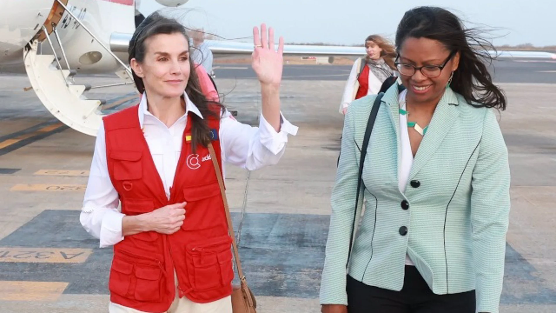 La reina Letizia, de nuevo con el 'uniforme' de cooperante, ya está en la República de Cabo Verde