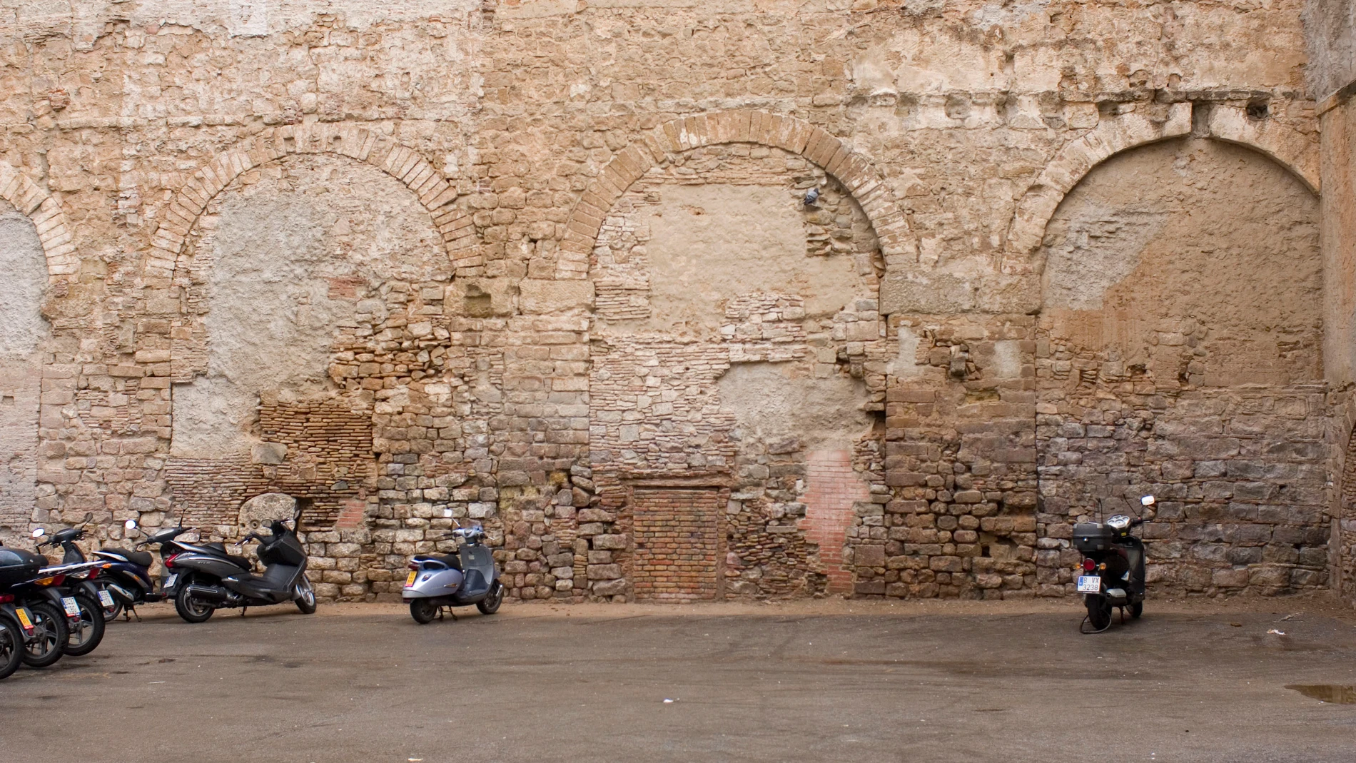La plaza del Vuit de Març de Barcelona alberga los restos del acueducto romano