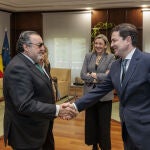 Mañueco saluda a Miguel carballeda en presencia de Isabel Blanco