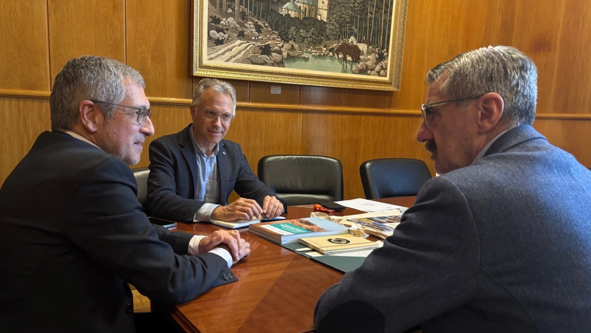 El secretario de Estado de Medio Ambiente, Hugo Morán, se ha reunido este martes con el comisionado para la reconstrucción de la dana REMITIDA / HANDOUT por MITECO Fotografía remitida a medios de comunicación exclusivamente para ilustrar la noticia a la que hace referencia la imagen, y citando la procedencia de la imagen en la firma 25/03/2025