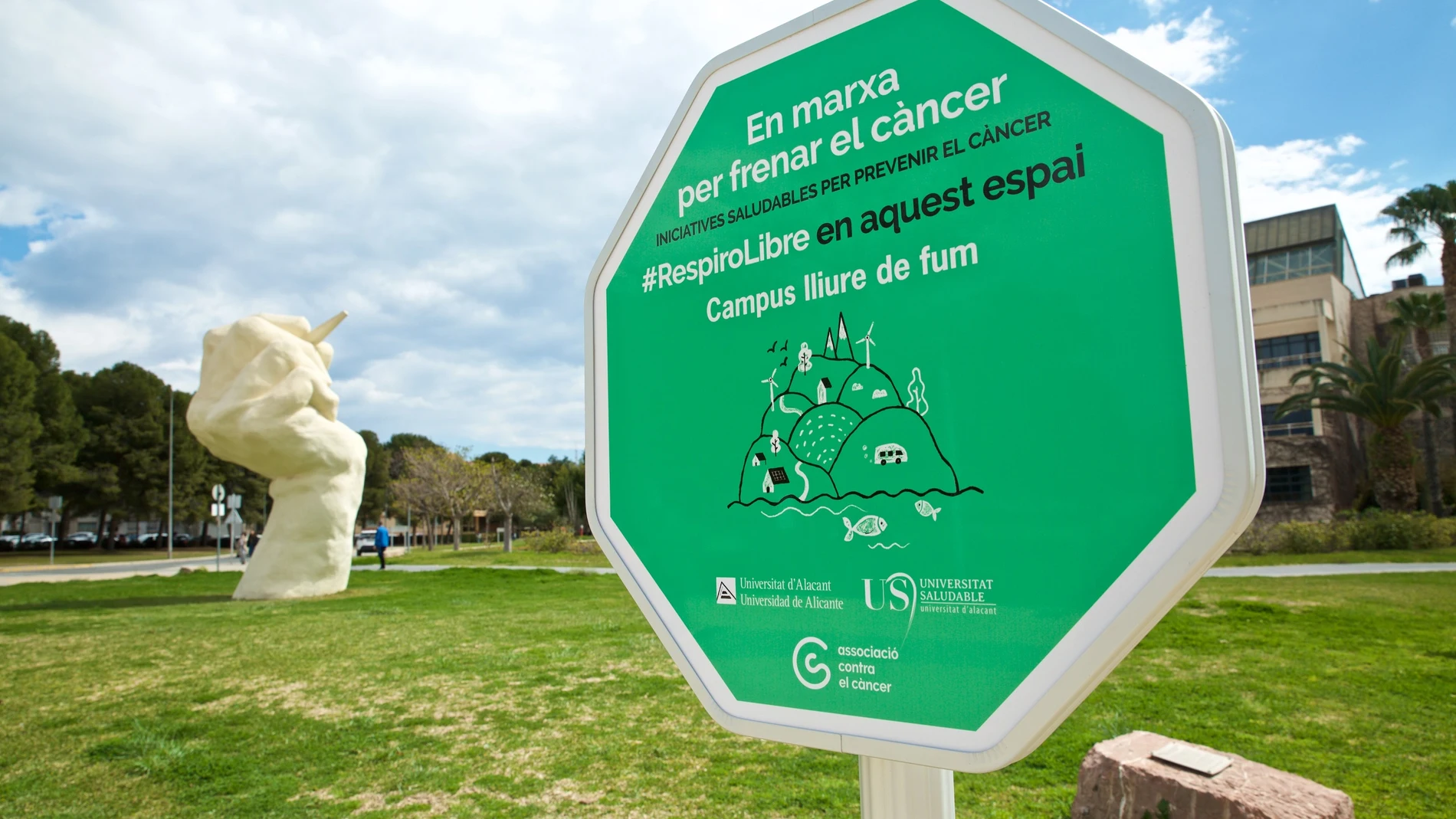 Señal que indica que el campus de la Universidad de Alicante es un "espacio sin humo" para frenar el cáncer