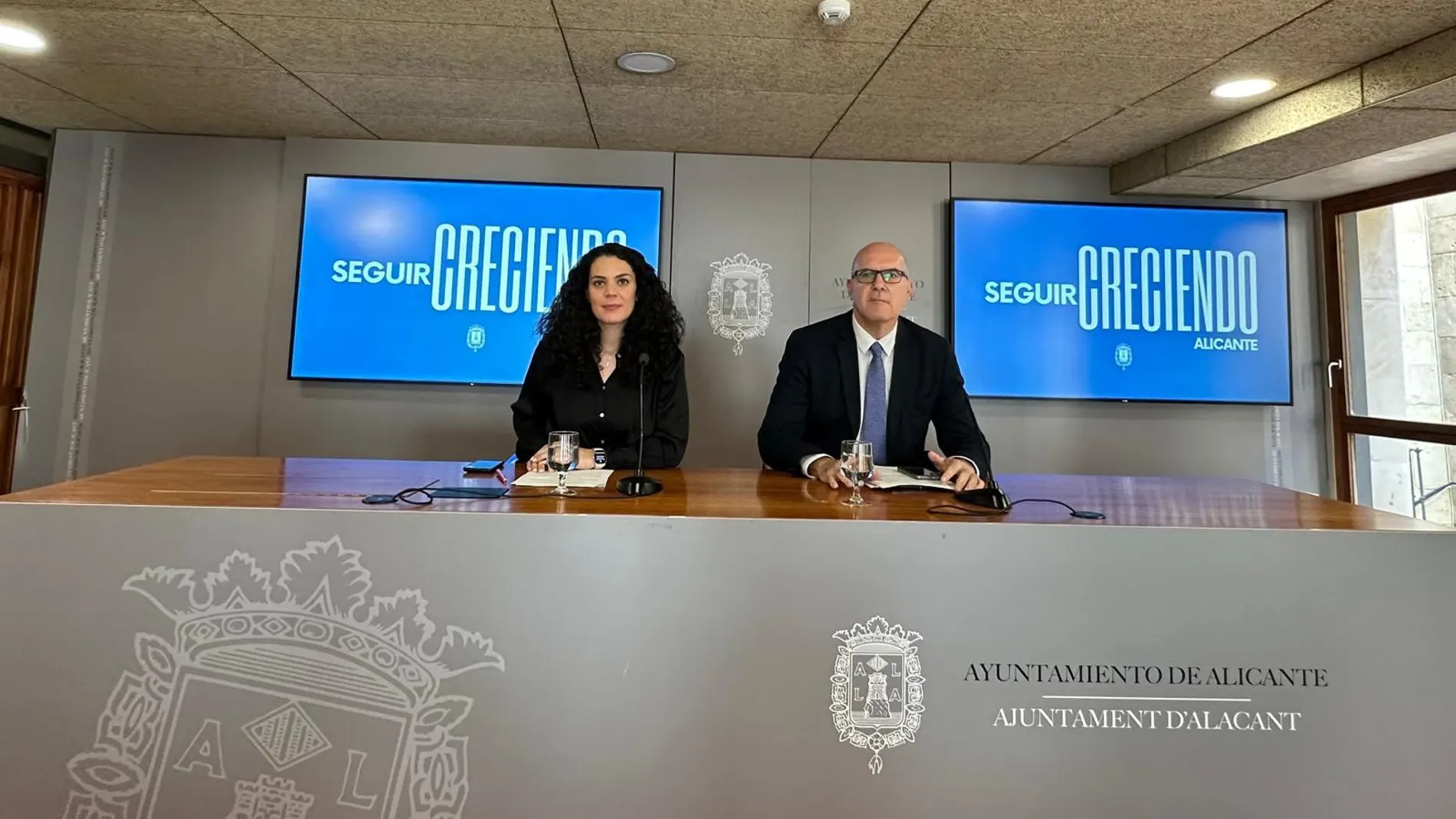 Los portavoces del Gobierno Local, Cristina Cutanda y Manuel Villar, en la rueda de prensa posterior a la Junta de Gobierno Local