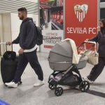 David Rodríguez y Anabel Pantoja en el aeropuerto de Sevilla