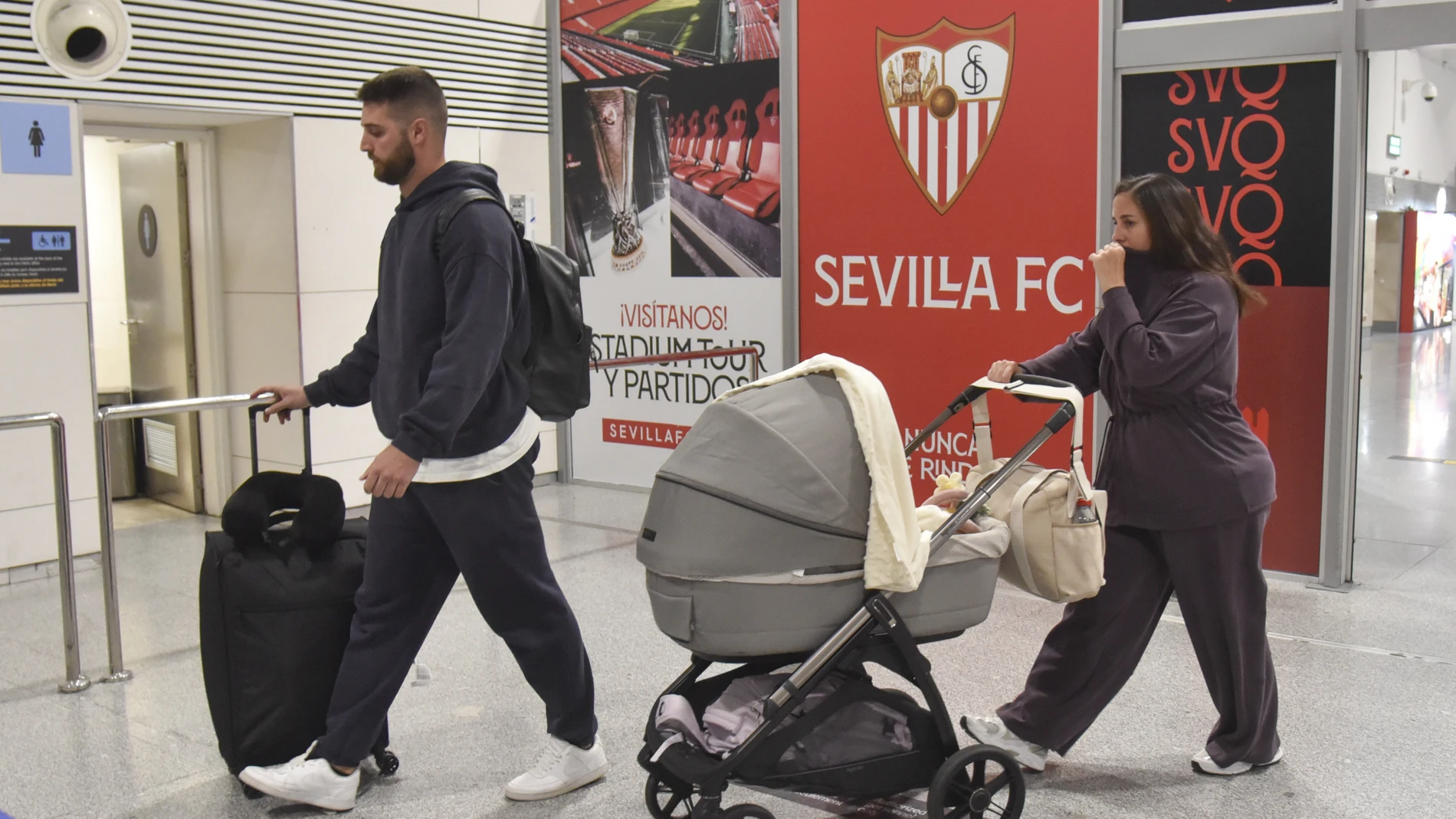 David Rodríguez y Anabel Pantoja en el aeropuerto de Sevilla