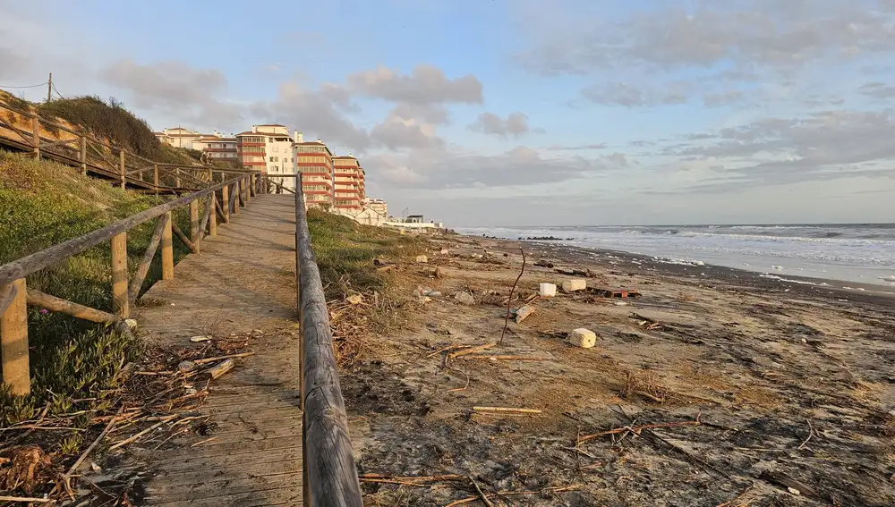 Aspecto de la playa tras el paso de Martinho