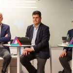 De izquierda a derecha: Iñigo Soto, CEO de Helvetia Seguros; Juan Estallo, consejero delegado de Helvetia en España; y Antonio García, director financiero de Caser