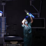 Una trabajadora de Clece limpia el quirófano de un hospital