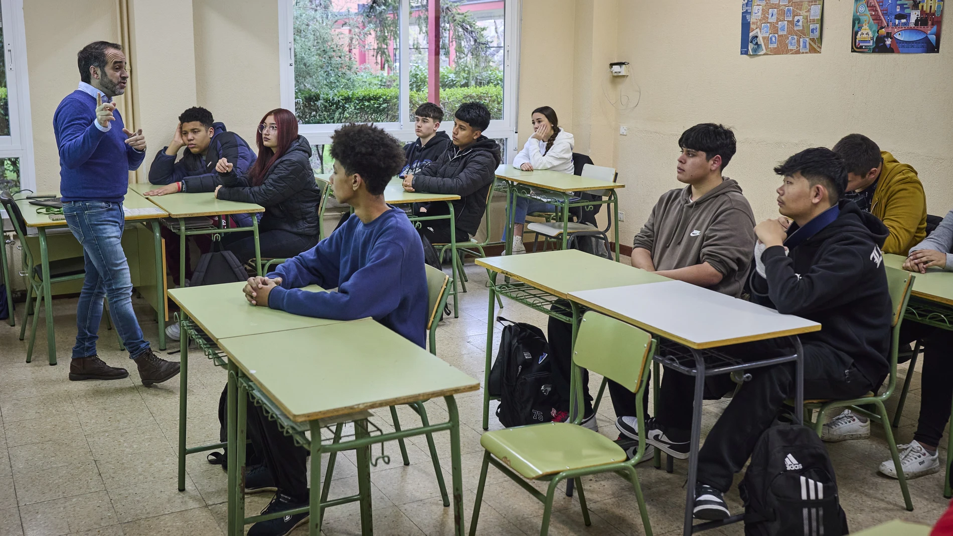Profesor imparte clase en instituto.