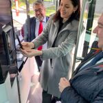 Los viajeros de los autobuses urbanos pueden comprar desde este martes su billete con tarjeta