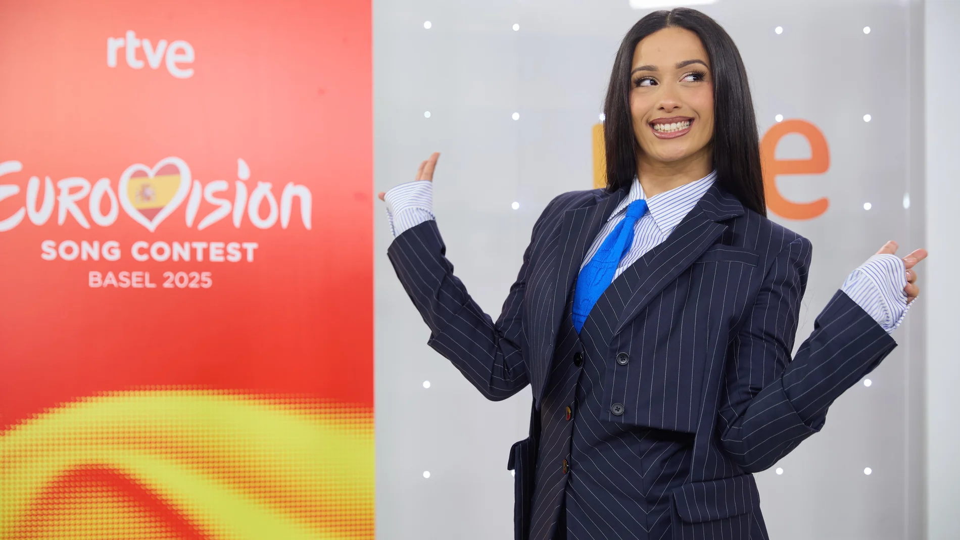 La cantante Chanel posa durante una rueda de prensa, en Torrespaña, a 25 de marzo de 2025, en Madrid (España). RTVE ha anunciado durante la rueda de prensa que la persona encargada de dar los puntos de España en el Festival de Eurovisión 2025 será Chanel. La cantante será la portavoz que se pondrá frente a la cámara para entregar los puntos del jurado español. 25 MARZO 2025 Jesús Hellín / Europa Press 25/03/2025