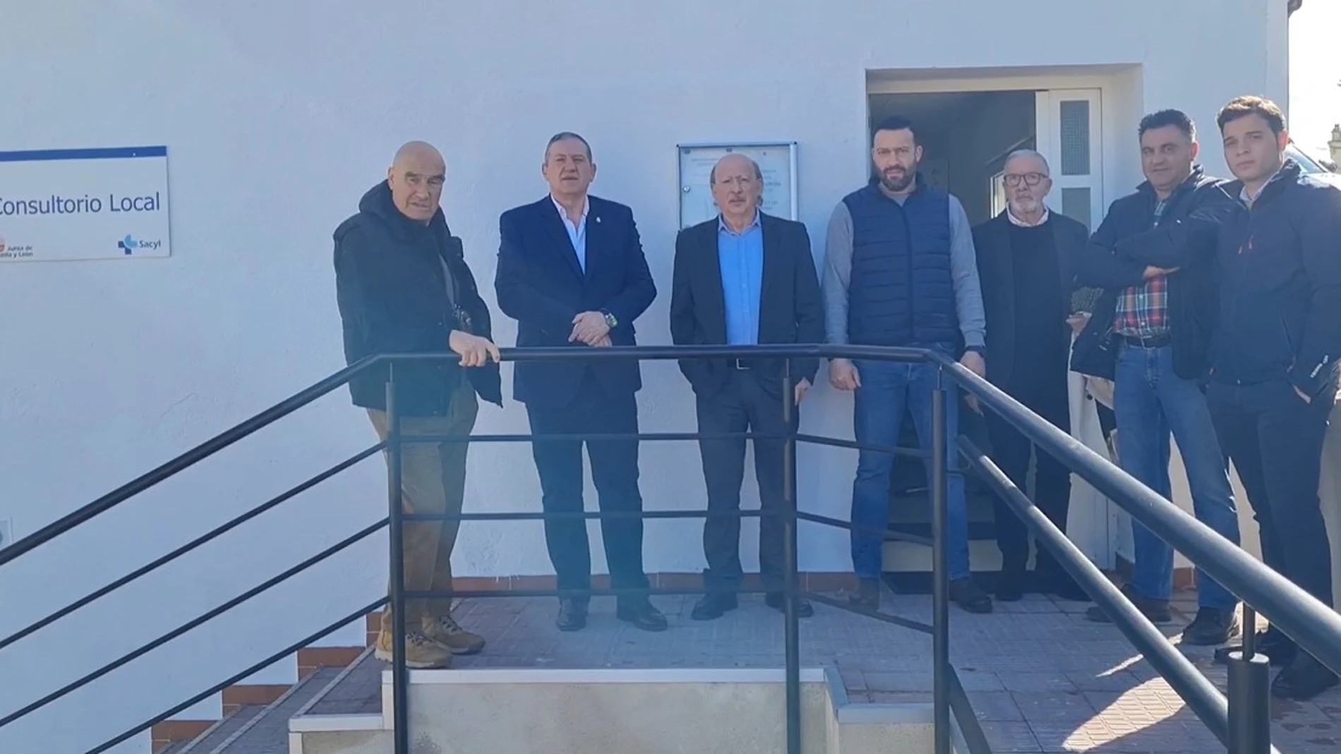 Javier Faúndez visita el centro de salud de Peleas de Abajo