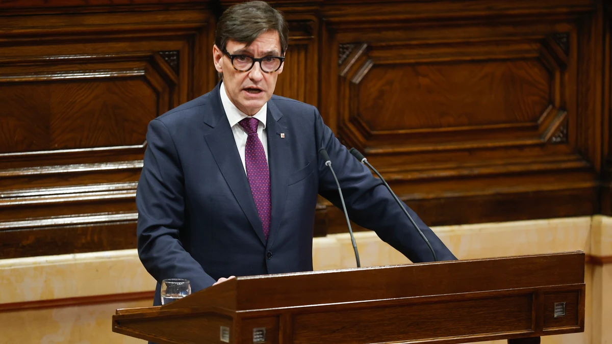 El presidente de la Generalitat, Salvador Illa, en el Parlament de Cataluña
