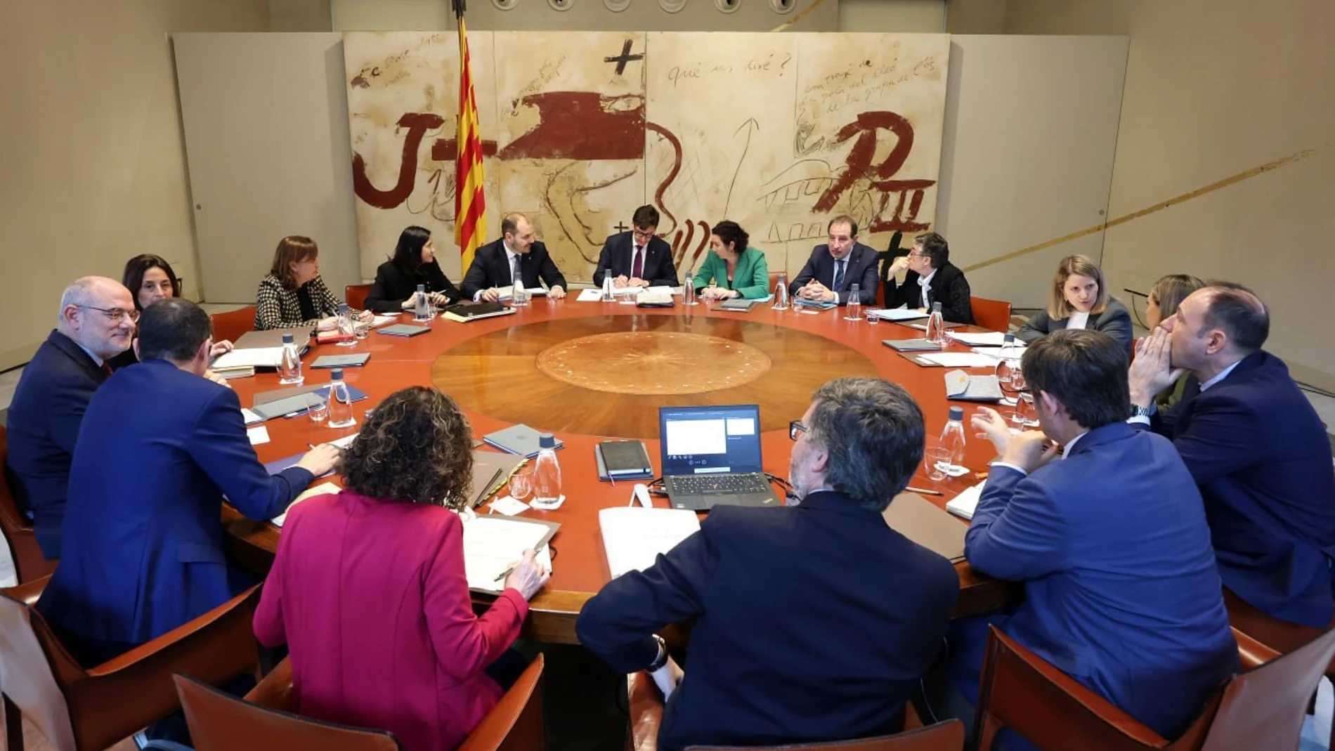 El presidente de la Generalitat, Salvador Illa, encabeza la reunión del Consell Executiu de este martes REMITIDA / HANDOUT por GOVERN Fotografía remitida a medios de comunicación exclusivamente para ilustrar la noticia a la que hace referencia la imagen, y citando la procedencia de la imagen en la firma 25/03/2025