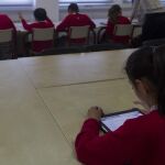 CSIF defiende que los profesores tengan libertad para elegir entre libros y pantallas y critica la "imposición política"