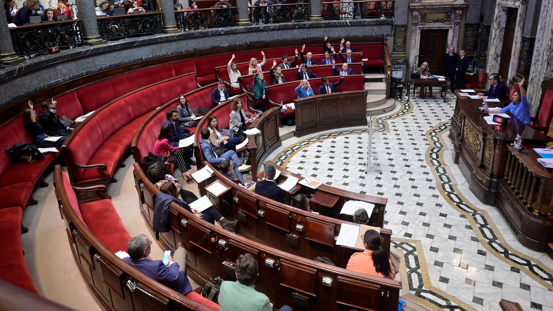 Los concejales de Vox se han separado incluso "físicamente" de los no adscritos, pero todos ellos han votado la propuesta del PP