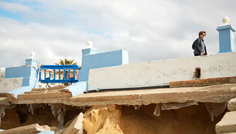 El paseo marítimo de Matalascañas, hecho añicos
