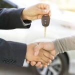 ¿Es mejor comprar un coche al contado o financiarlo? un economista responde