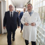 El consejero de Sanidad, Alejandro Vázquez, junto al gerente del Área Sanitaria del Bierzo, Juan Ortiz de Saracho, durante la visita al hospital comarcal El Bierzo de Ponferrada