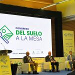 El secretario general de la Consejería de Agua, Agricultura, Ganadería y Pesca, Francisco González Zapater, participó hoy en la mesa redonda sobre seguridad alimentaria del congreso ‘Del suelo a la Mesa’ en Roquetas de Mar (Almería).