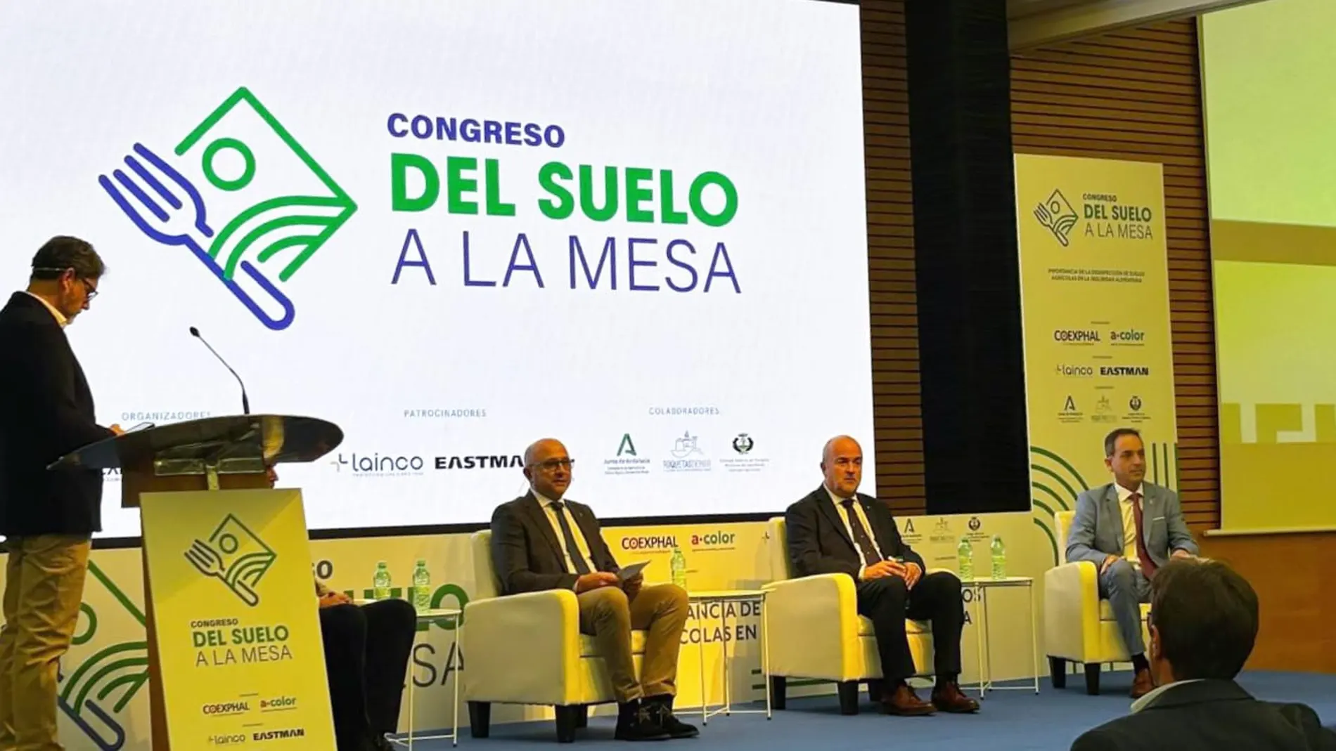 El secretario general de la Consejería de Agua, Agricultura, Ganadería y Pesca, Francisco González Zapater, participó hoy en la mesa redonda sobre seguridad alimentaria del congreso ‘Del suelo a la Mesa’ en Roquetas de Mar (Almería).