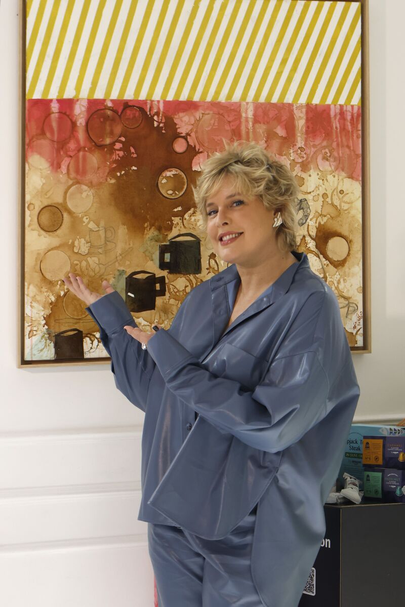 Tania Llasera junto a su obra &quot;Pompas de café&quot; en &quot;El arte de lo cotidiano&quot; de Amazon