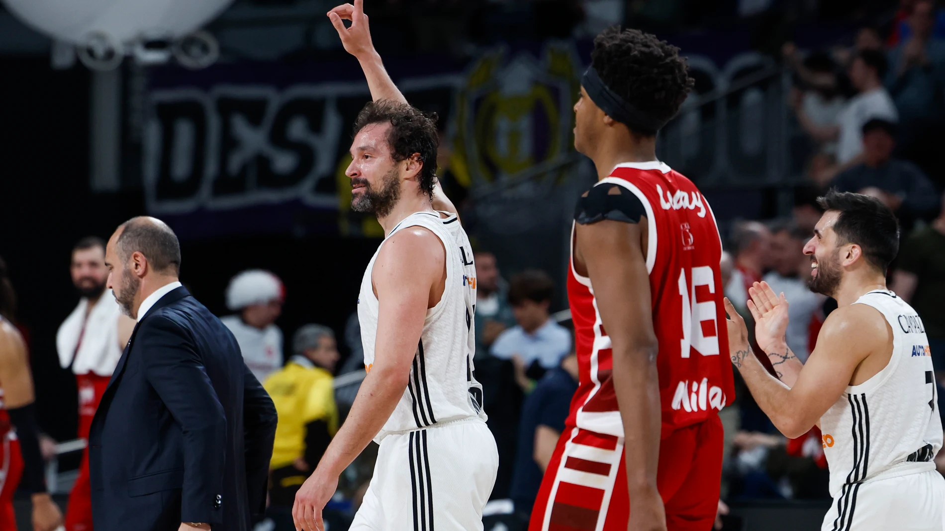 Llull celebra el triple sobre la bocina con que cerró el segundo cuarto