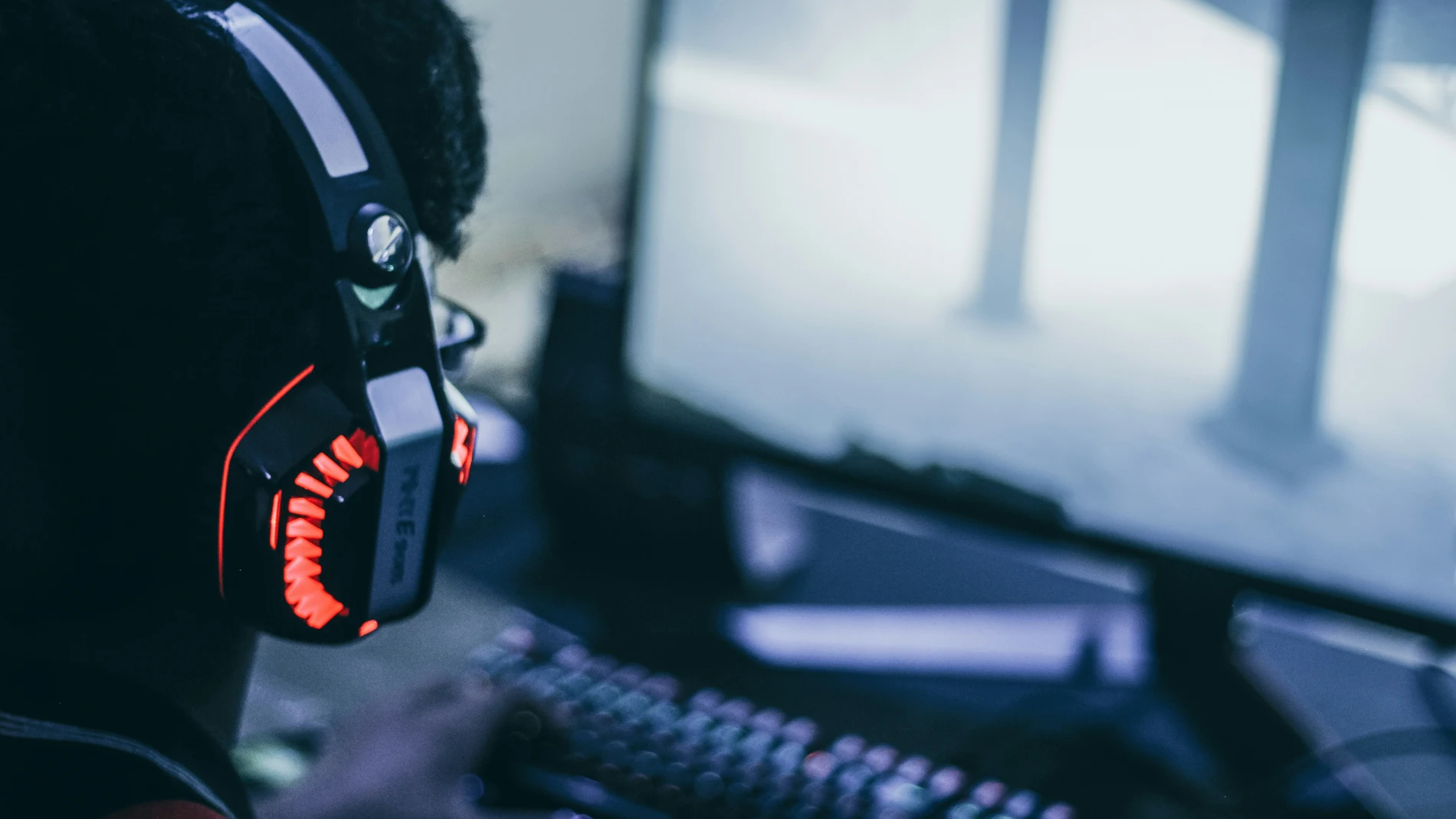 Recurso de un chico jugando a un videojuego en un ordenador REMITIDA / HANDOUT por UNSPLASH/CC/FREDRICK TENDONG Fotografía remitida a medios de comunicación exclusivamente para ilustrar la noticia a la que hace referencia la imagen, y citando la procedencia de la imagen en la firma 26/03/2025