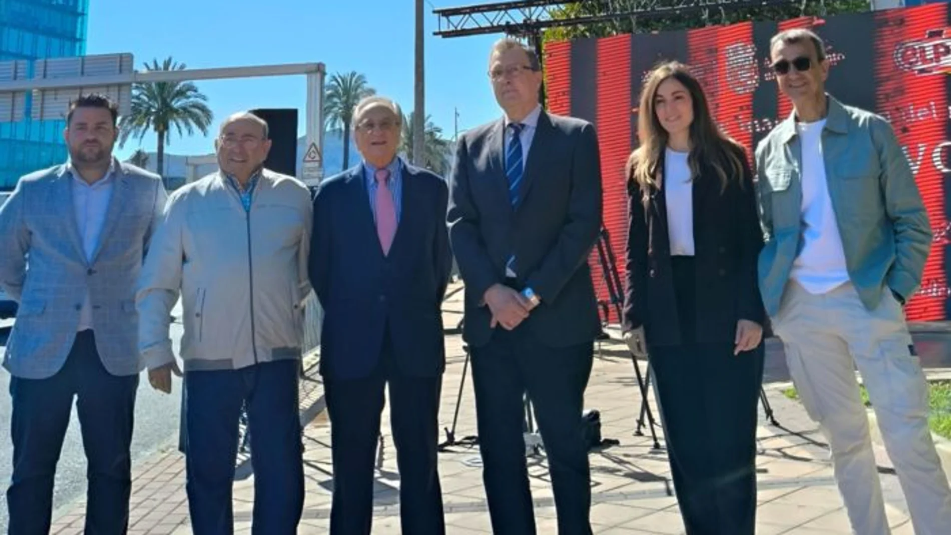 El artista Carlos Callizo junto al equipo de ElPozo, frente al mural "El Relevo"