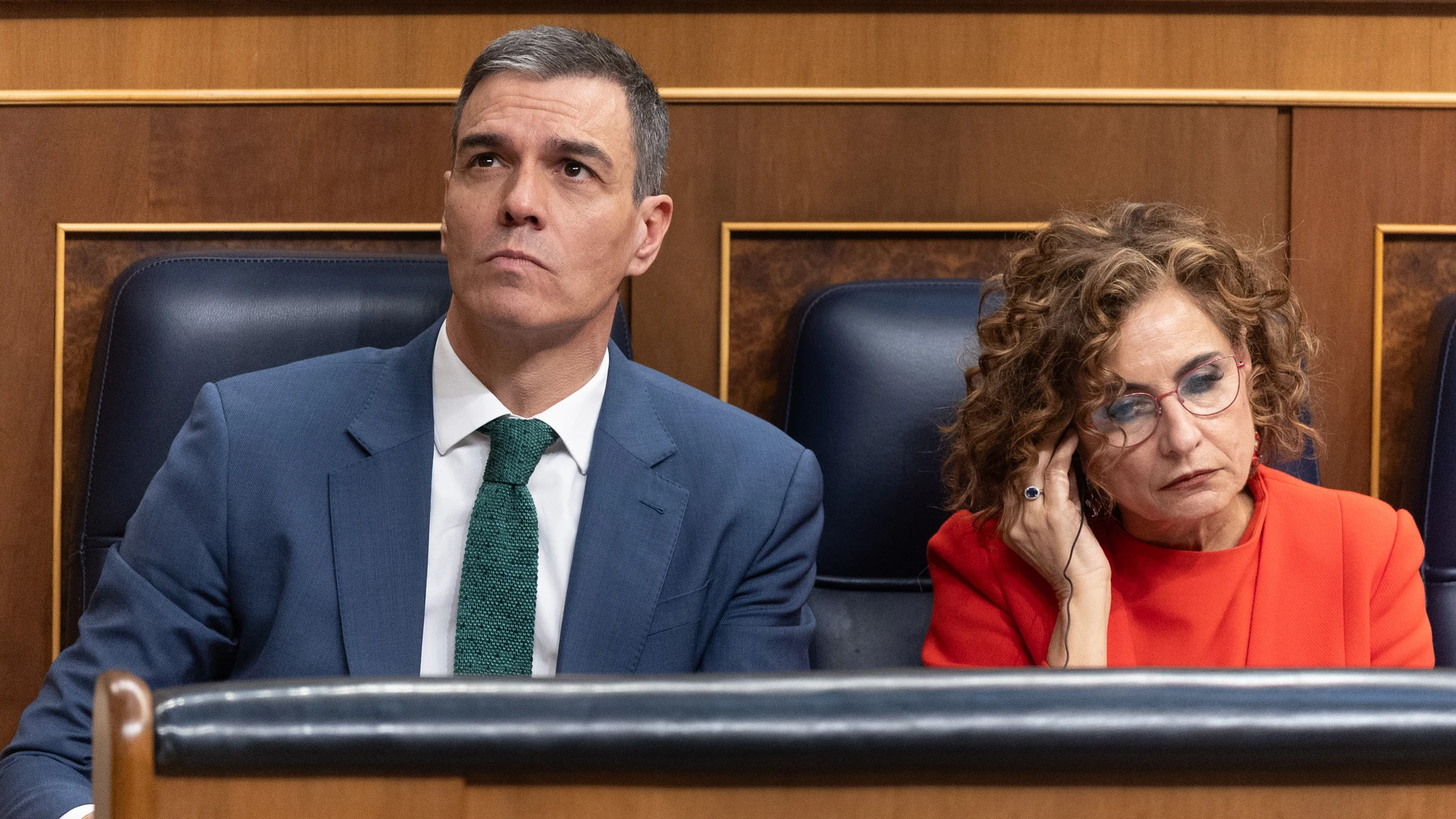 El presidente del Gobierno, Pedro Sánchez y la vicepresidenta primera y ministra de Hacienda, María Jesús Montero, durante una sesión de control al Gobierno, en el Congreso de los Diputados, a 26 de marzo de 2025, en Madrid (España). El presidente del Gobierno Pedro Sánchez comparece en el Congreso de los Diputados para defender la posición del Ejecutivo sobre el rearme en Europa y la necesidad de acelerar el gasto en Defensa y con el socio de coalición, Sumar y otros aliados parlamentarios p...
