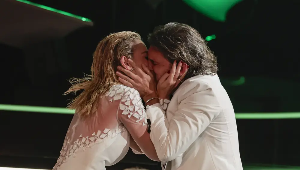 Kira Miró y Salva Reina se besan en los Premios Goya de 2025