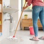 Ni bicarbonato ni lejía: así puedes limpiar el suelo del baño sin esfuerzo