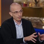 Yuval Noah Harari critica la construcción de narrativas para dar o quitar valor a algo