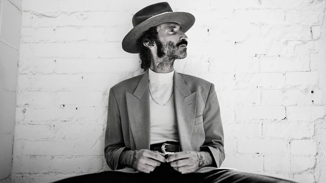 Entrevista con el cantante José Miguel Conejo Torres, conocido como Leiva que presenta su nuevo disco “Gigante