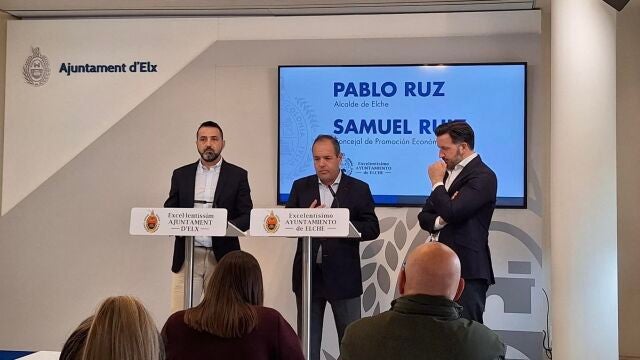 El presidente de Cámara Alicante, Carlos Baño, el alcalde de Elche, Pablo Ruz y el concejal de Promoción económica, Samuel Ruiz